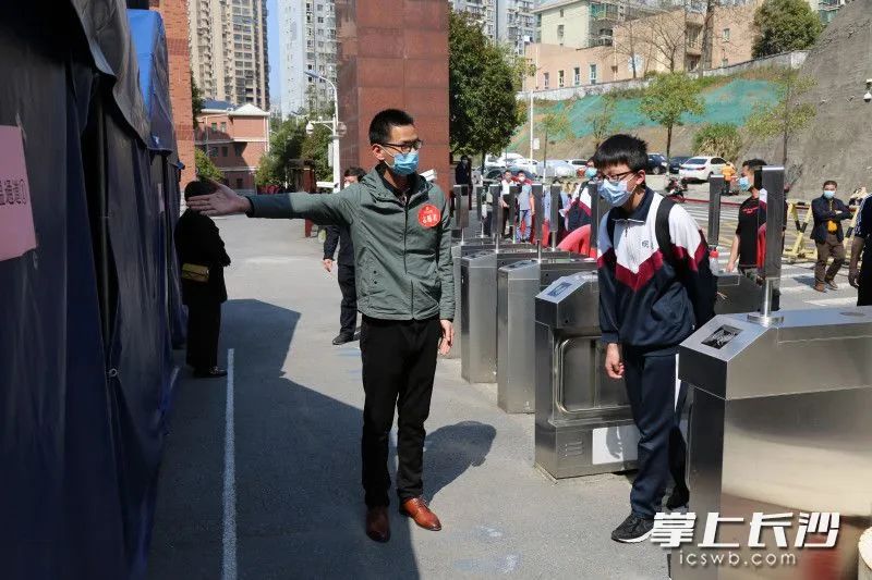 學生有序排隊進入校園體溫檢測通道均為通訊員供圖